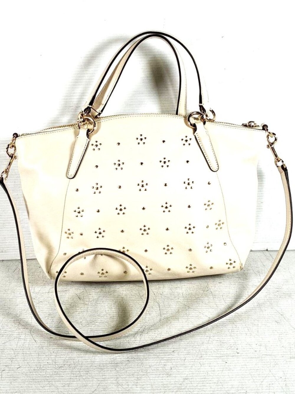 COACH: All over stud small Kelsey Sathel in Calf Leather Ivory with Gold Tone